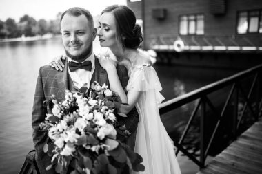 Güzel, genç bir çift yeni evli poz veriyor.