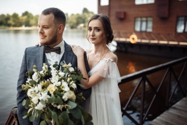 Güzel, genç bir çift yeni evli poz veriyor.