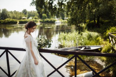 mutlu güzel genç gelin açık havada poz