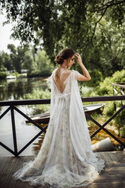 mutlu güzel genç gelin açık havada poz