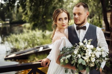 Güzel, genç bir çift yeni evli poz veriyor.