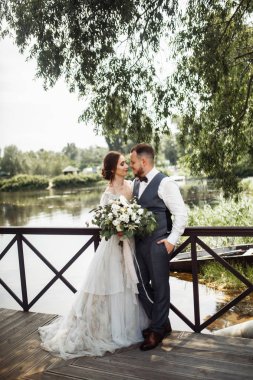 göl de poz yeni evlilerin güzel genç çift 