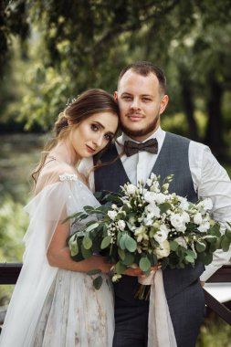 Güzel, genç bir çift yeni evli poz veriyor.