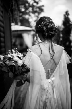 mutlu güzel genç gelin açık havada poz