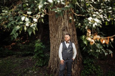 Genç yakışıklı mutlu adam poz