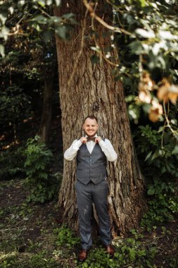 Genç yakışıklı mutlu adam poz