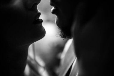 Güzel, genç bir çift yeni evli ve öpüşüyor. 