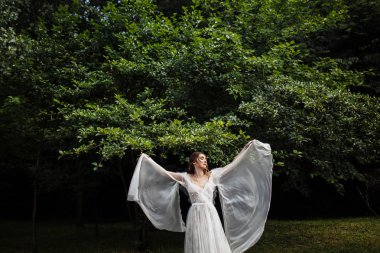 mutlu güzel genç gelin açık havada poz