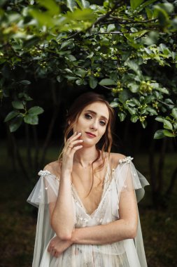 mutlu güzel genç gelin açık havada poz