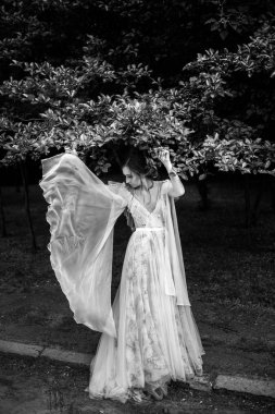 mutlu güzel genç gelin açık havada poz