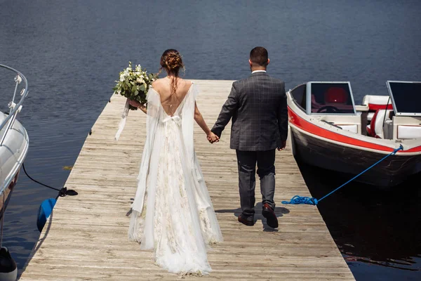 Beautiful Young Couple Newlyweds Posing Pier — Stock Photo, Image