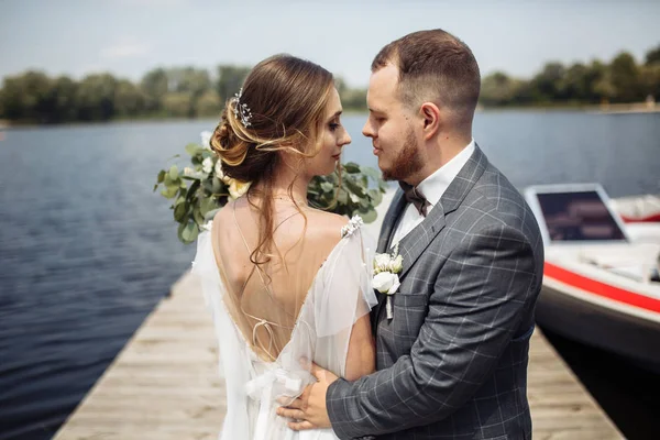 Hermosa Joven Pareja Recién Casados Posando Muelle —  Fotos de Stock