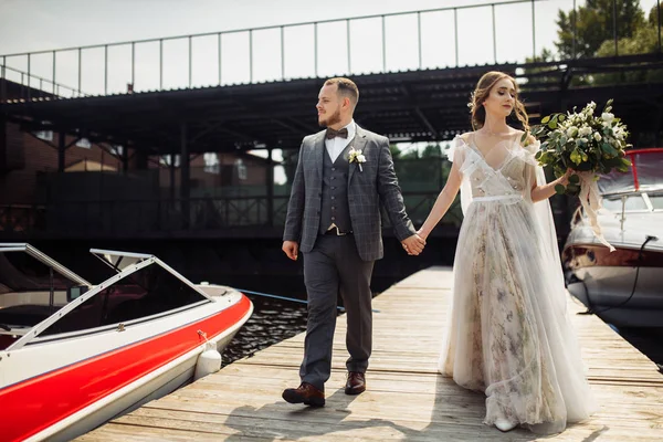 Beautiful Young Couple Newlyweds Posing Pier — Stock Photo, Image