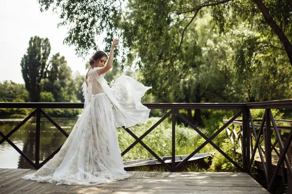 Happy Krásná Mladá Nevěsta Pózuje Venku — Stock fotografie