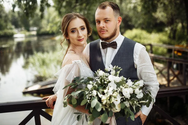 Schönes Junges Brautpaar Posiert Mit Blumen — Stockfoto