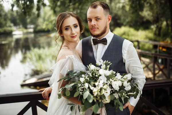 Hermosa Joven Pareja Recién Casados Posando Con Flores — Foto de Stock