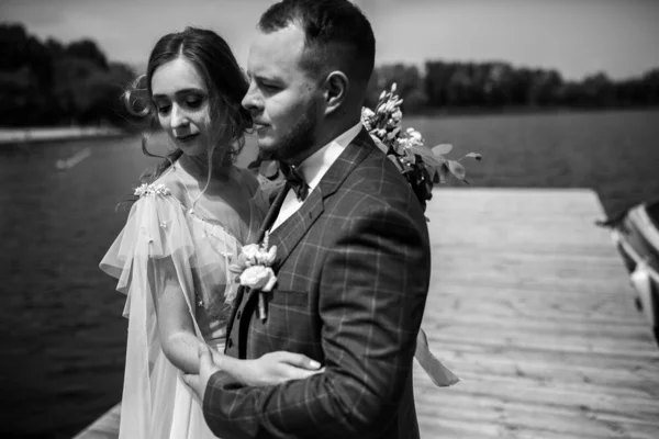 Belo Jovem Casal Recém Casados Posando — Fotografia de Stock