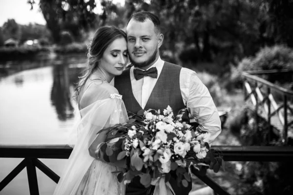 Belo Jovem Casal Recém Casados Posando Por Lago — Fotografia de Stock