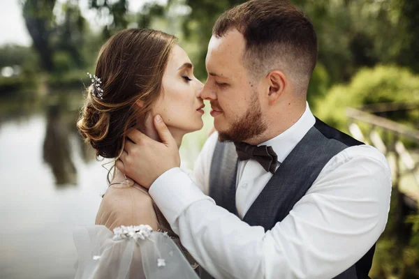 Mooi Jong Paar Van Pasgetrouwden Zoenen — Stockfoto