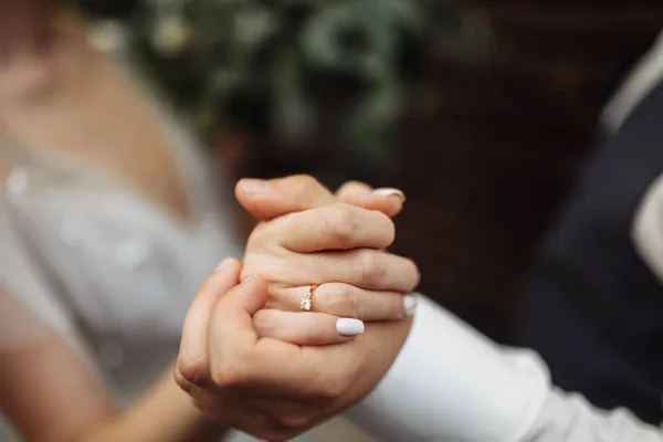 Jovem Casal Recém Casados Mãos Dadas — Fotografia de Stock