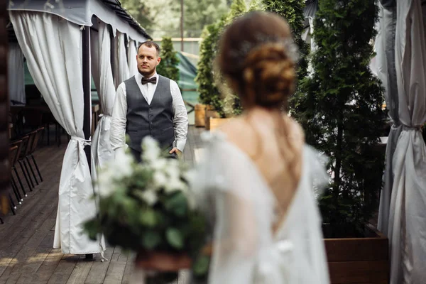 Mooi Jong Paar Van Pasgetrouwden Poseren — Stockfoto