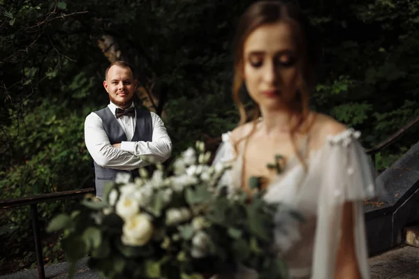 Belo Jovem Casal Recém Casados Posando — Fotografia de Stock