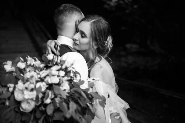 Belo Jovem Casal Recém Casados Abraçando — Fotografia de Stock