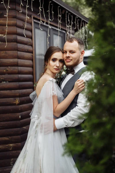 Belo Jovem Casal Recém Casados Abraçando — Fotografia de Stock