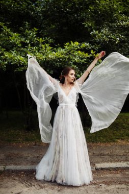 mutlu güzel genç gelin açık havada poz