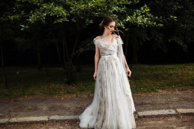 mutlu güzel genç gelin açık havada poz