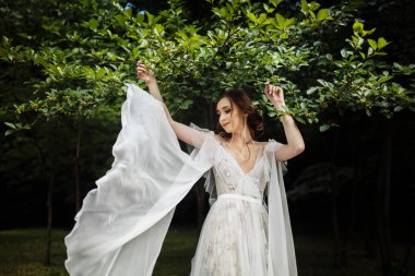 mutlu güzel genç gelin açık havada poz