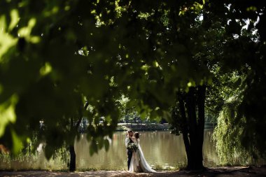 Güzel, genç bir çift yeni evli poz veriyor.