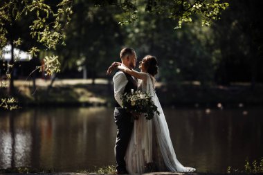 Güzel, genç bir çift yeni evli poz veriyor.