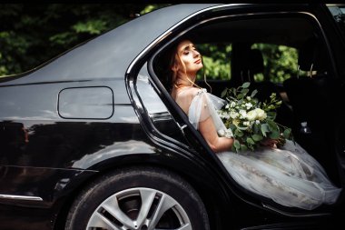 arabada poz mutlu güzel genç gelin 