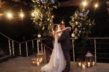 yeni evliler kucaklayan güzel genç Çift 