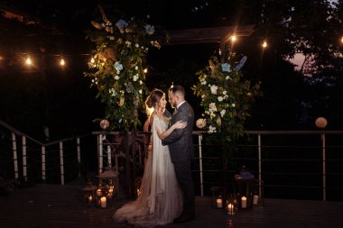 Güzel, genç bir çift yeni evli poz veriyor.