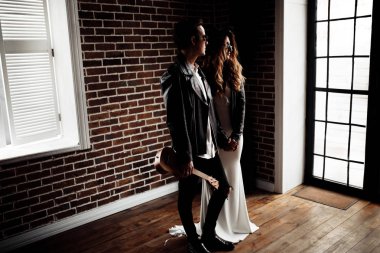 Güzel genç çift kapalı gitar ile poz