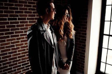 Güzel genç çift kapalı poz