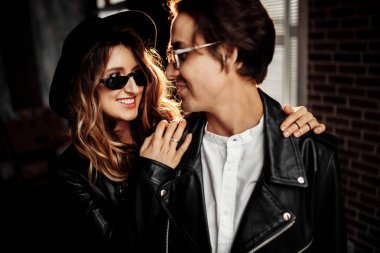 Güzel genç çift kapalı sarılma