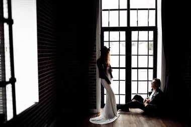 Güzel genç çift kapalı poz