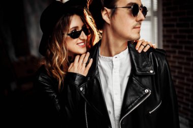 Güzel genç çift kapalı sarılma