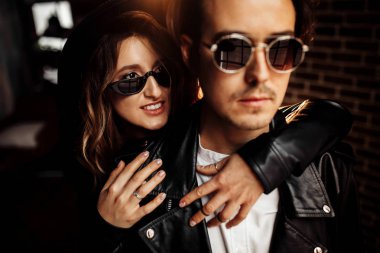 Güzel genç çift kapalı sarılma