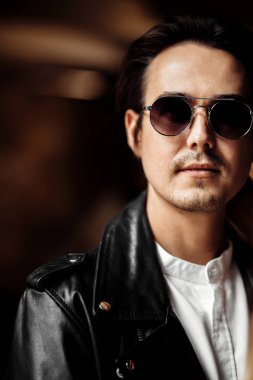 Genç yakışıklı mutlu adam poz