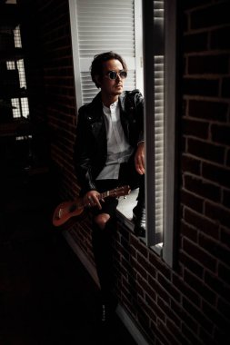 Genç yakışıklı mutlu adam poz