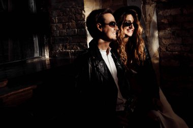 Karanlıkta poz veren genç ve güzel çift