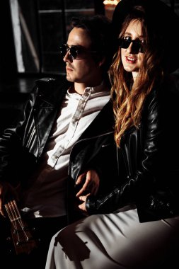 Karanlıkta poz veren genç ve güzel çift