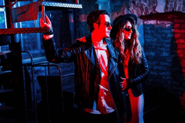 Karanlıkta poz veren genç ve güzel çift