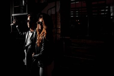 Karanlıkta poz veren genç ve güzel çift