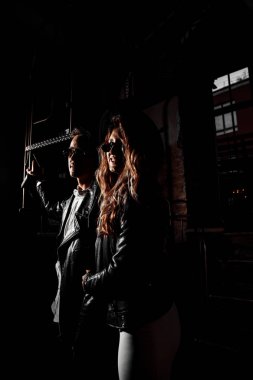 Karanlıkta poz veren genç ve güzel çift