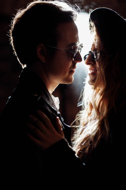 Güzel genç çift kapalı kucaklayan